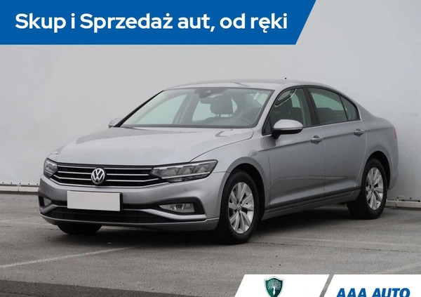 Volkswagen Passat cena 75000 przebieg: 143101, rok produkcji 2020 z Sośnicowice małe 326